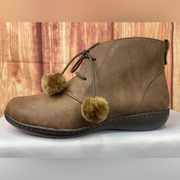 Soft style A hush puppies company brown lace booties with pompoms size 6.5 - Picture 4 of 16